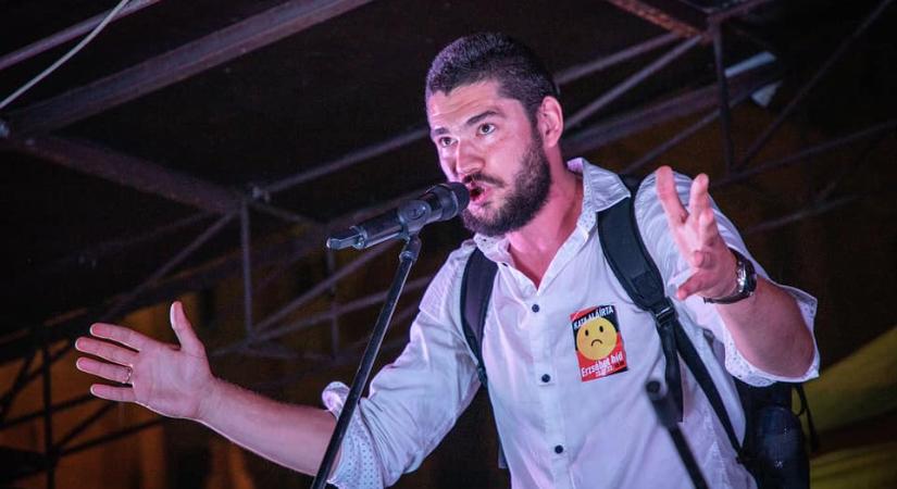 A Kutyapárt igazgatója arra kéri képviselőtársait, hogy lakhatási támogatásukat adják rászorulókon segító szervezeteknek