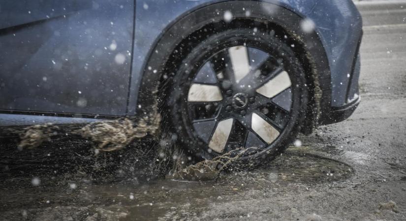 Rekordot döntenek a kátyúk Budapesten, volt olyan nap, amikor 1966 új úthibát jelentettek