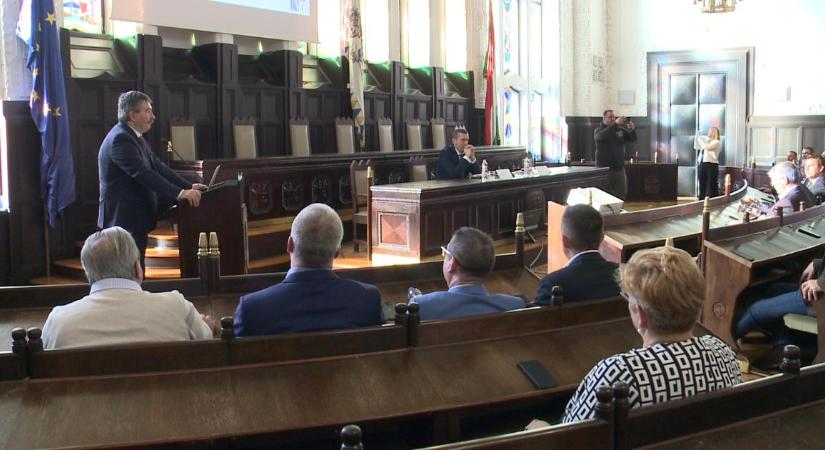 Az önkormányzati rendszer felülvizsgálata volt napirenden Debrecenben – videóval