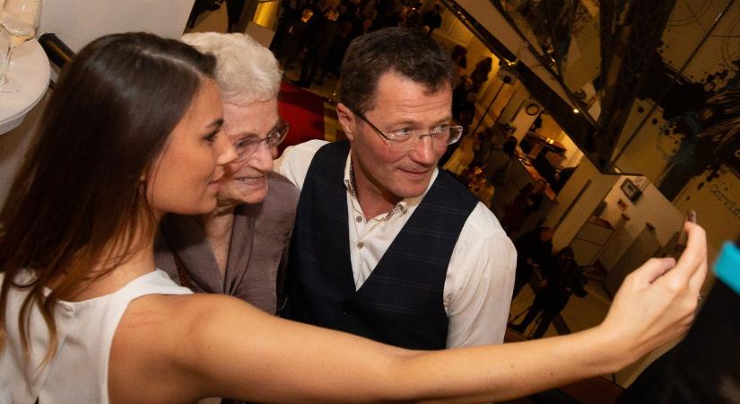 Stohl András karján meglepő dolgot szúrtak ki a Nagy Ő-ben, ezt egyből meg kellett magyarázni