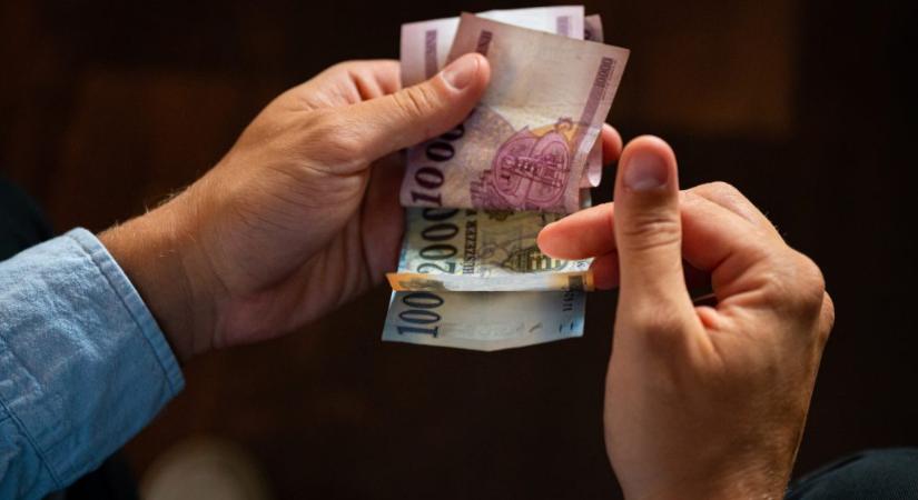 Kétéves csúcsára erősödött a forint