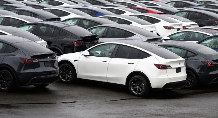 Nagy a baj az elektromos autókkal: betiltják az ilyen kialakítású kilincseket