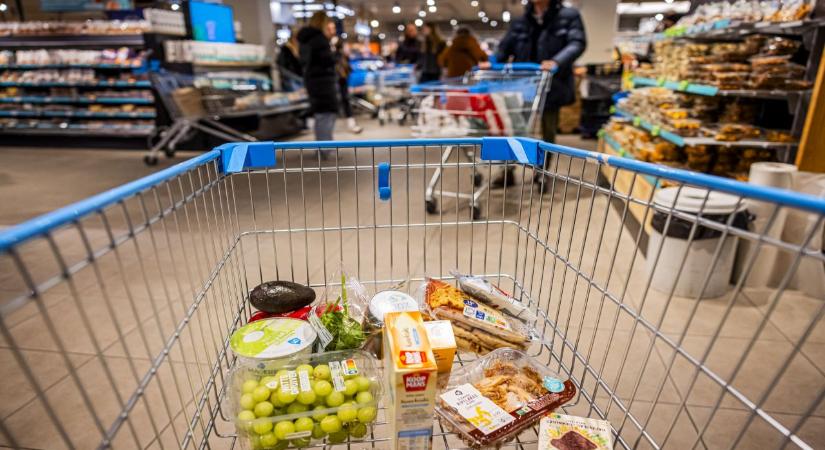 30 év után, mondvacsinált okból rúgtak ki egy pénztárost – egy ország háborodott fel