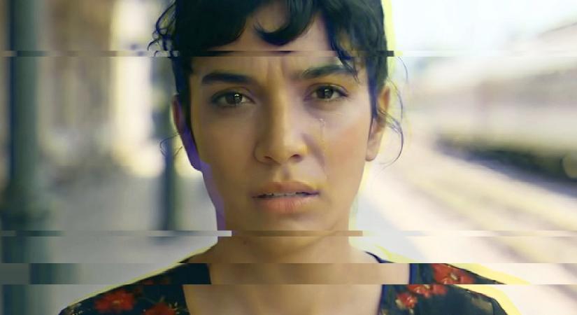 Egy MI-„énekesnő” berúgta az ajtót és azóta megy a kultúrhiszti a mioritikus hazában