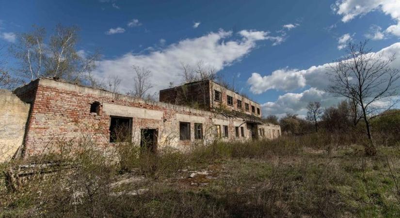 Eladó a magyar Pripjaty, a szentkirályszabadjai szellemváros egy része (videó)