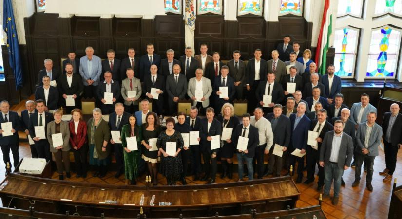 “Támogatói döntéssel” a zsebükben térhettek haza a fejlesztéseket igénylő hajdú-bihari települések vezetői