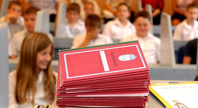 Az idei tanév végén az elsősök már digitális bizonyítványt kapnak