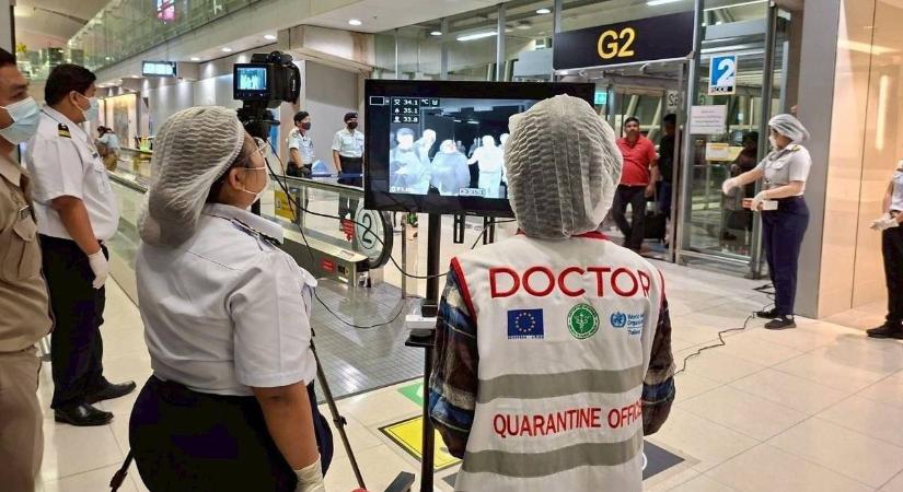 Utazol? A repülőtéren egészségügyi szakemberek ellenőriznek