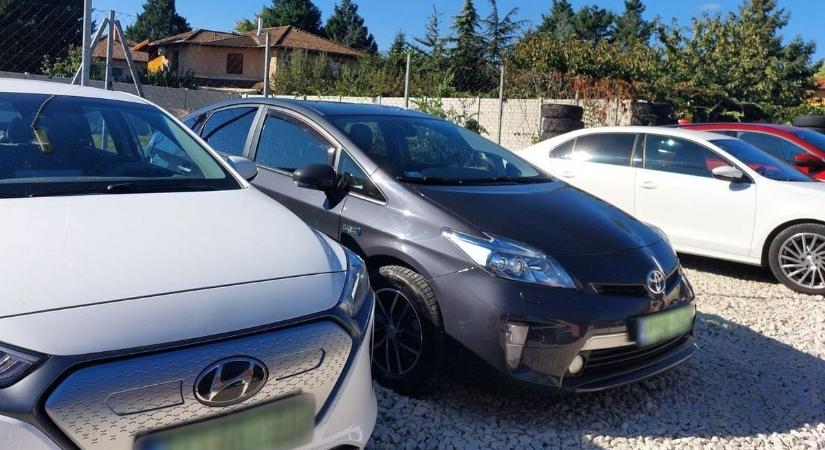 144 millió forint értékben foglaltak le kocsikat egy használtautó-kereskedésben - fotók