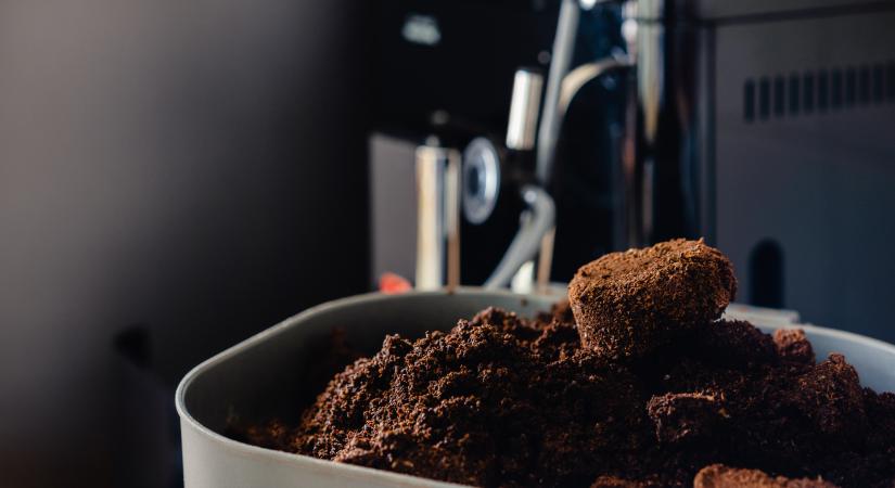 Ezért tesznek egyre többen kávézaccot a vécébe