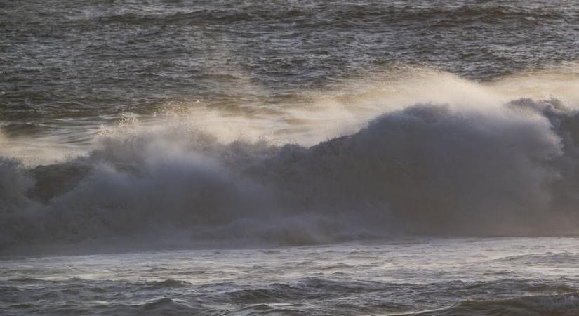Kiöntött a tenger: 8 méteres hullámok, víz alá került házak a kedvenc nyaralóhelyünkön