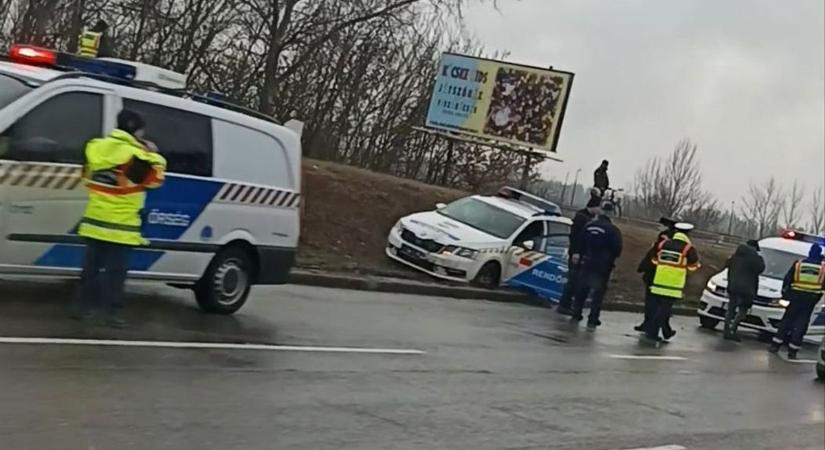 Autós üldözés - Bicikliútra is ráhajtott a rendőrök elől menekülő sofőr - videó