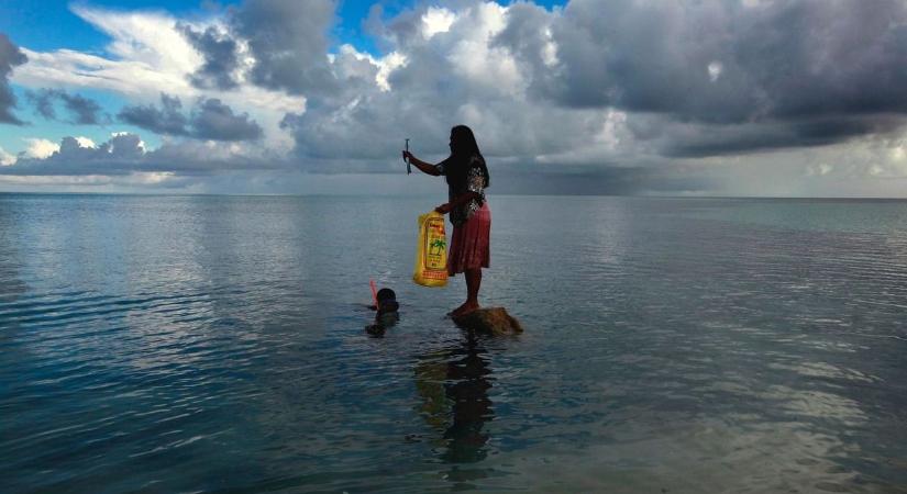 Semmi sem lehetetlen: 4 órát úszott a 13 éves fiú az óceánban, hogy megmentse családját