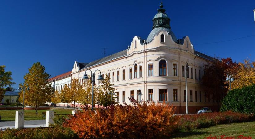 Hajdúböszörményi polgármester: Egy, a fideszes delegációhoz tartozó személy fotókat törölt egy tanár telefonjáról egy rendezvényen