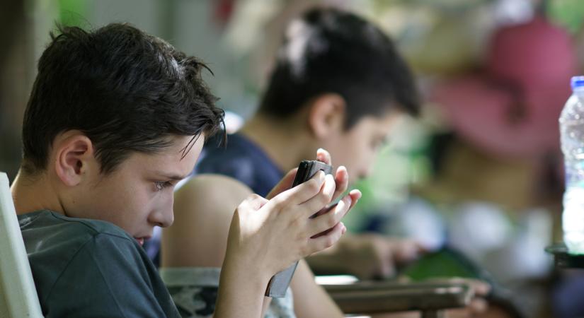 Szomszédunkban szigorítják a közösségimédia-használatot