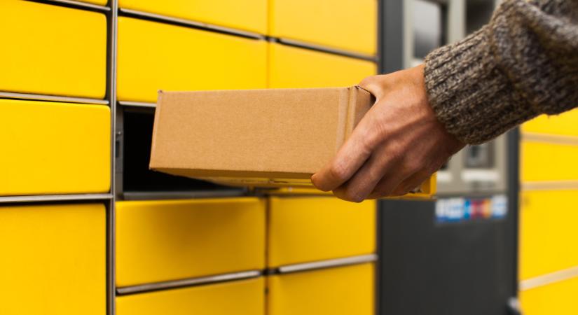 Így tudják megszerezni a csalók a csomagodat az automatából