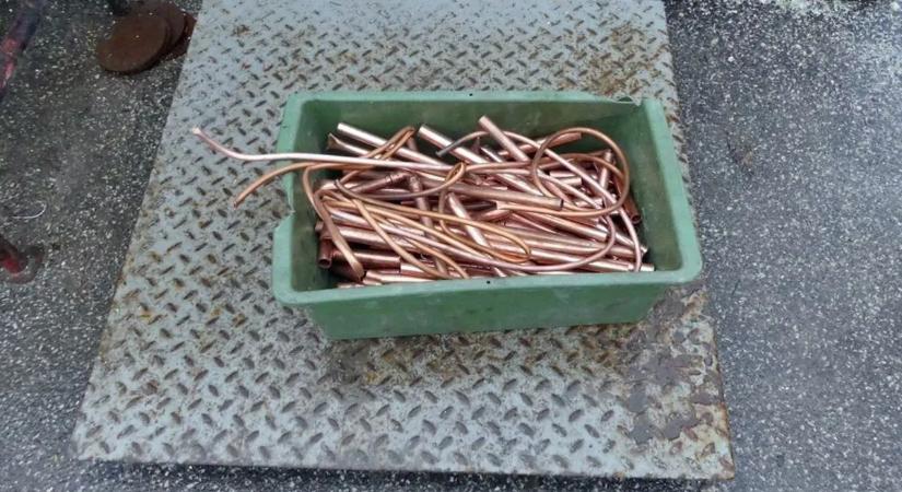 Kedden még vascsővel ütötték egymást, szerdán már együtt loptak rézcsövet