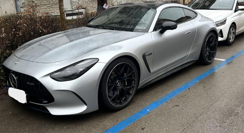 Aszfaltszaggató fenevad pihent meg Kaposvár szívében: ritka AMG GT63 tűnt fel a belvárosban