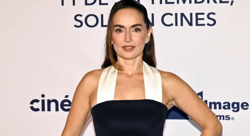 A mexikói buja szépség, Ana de la Reguera, hol bikiniben, hol derékig kivágott ruhában pózol