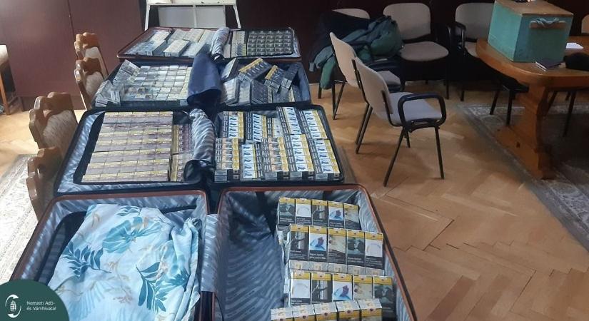 Üres ülés, tele csomagtér - Durva dolgok kerültek elő a Vasban megállított busz csomagteréből