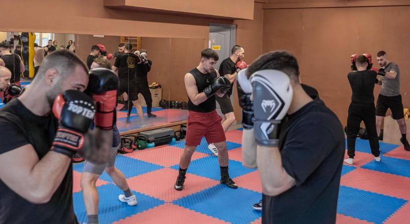 Különleges vendég Hódmezővásárhelyen: világbajnok ökölvívóval edzhettek a honvédség katonái