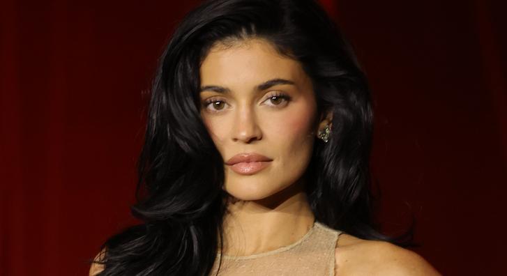 Kylie Jenner étvágygerjesztő ruhában állt kamera elé, dekoltázsát csupán gránátalma magok takarták