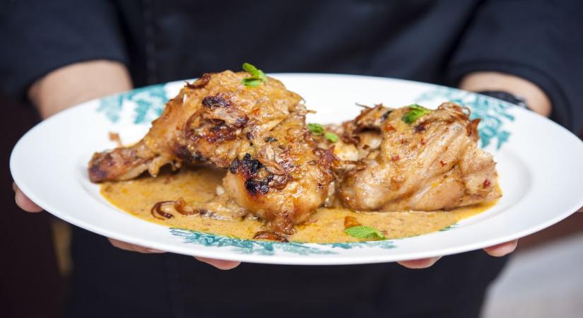 Mindenki imádja Jamie Oliver sütőben sült thai curry csirkéjét