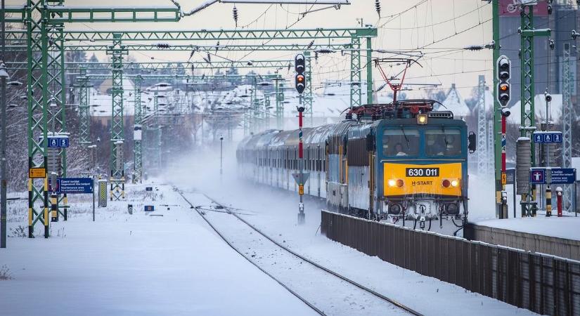Történelmi bejelentés: régóta panaszkodnak erre a vasútvonalra, Lázár János pontot tett a végére – a kormány választ ad az elővárosi fekete bárányra