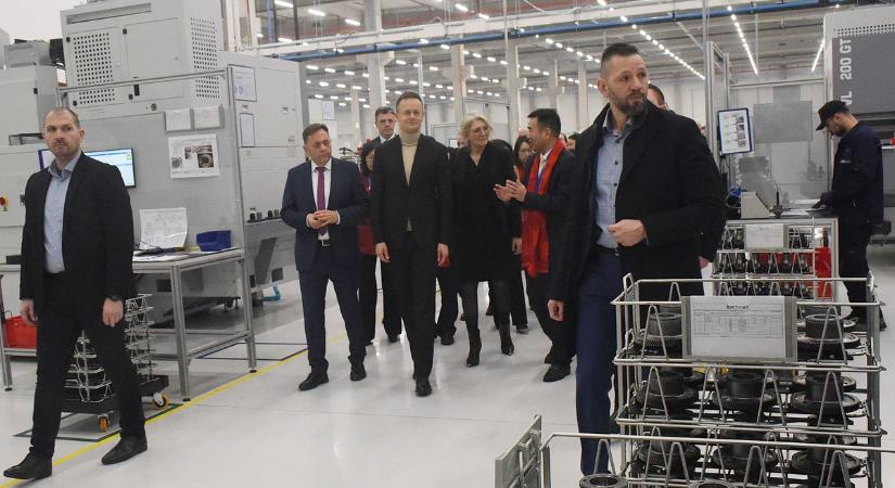 Újabb kínai beruházás ért révbe: átadták a Teslának is beszállító ázsiai vállalat jászsági gyárát
