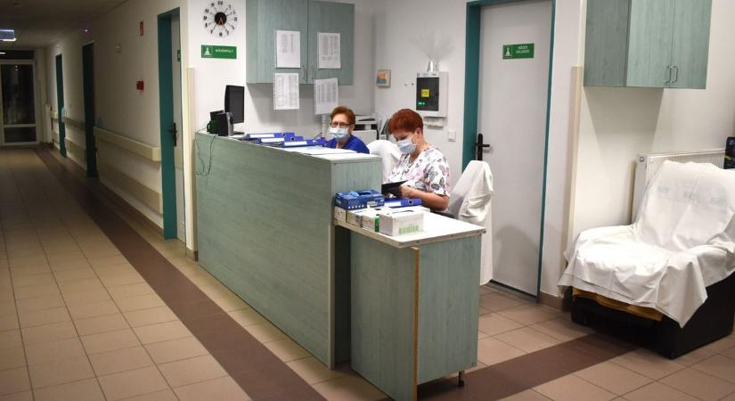 Átadták a Csolnoky Ferenc Kórház részlegesen felújított traumatológiai, ortopédiai mátrix osztályát (galéria)