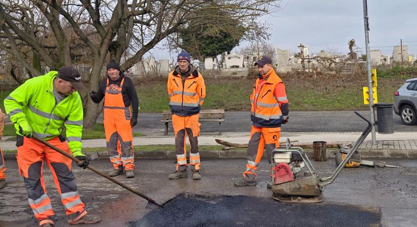 Mély kátyúk nehezítik a közlekedést megyénk útjain: Fehérváron már végzik a javításokat