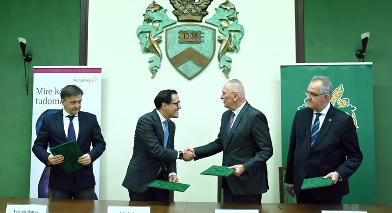 Stratégiai partnerséget kötött a Debreceni Egyetem és az AstraZeneca