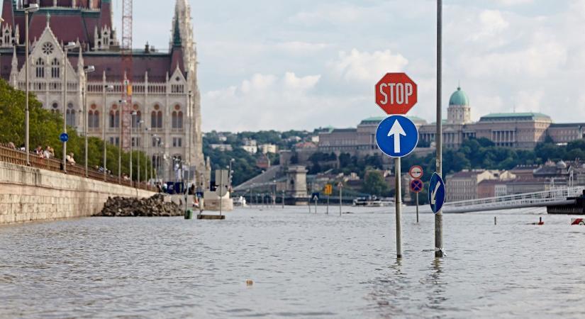 Budapestet elöntötte a víz, egy egész kerület úszott el, hömpölyög a víz az utcákon
