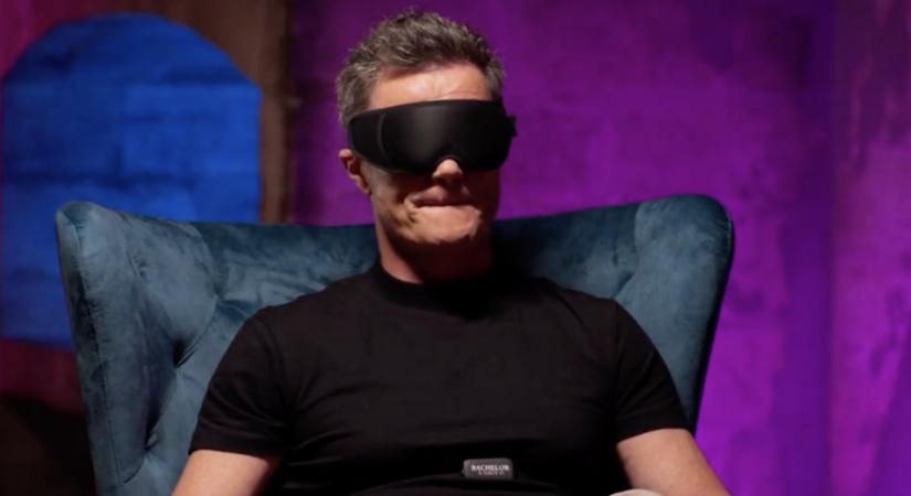 Főműsoridőben, egy pincében nyalogatják nők a bekötött szemű Stohl Andrást