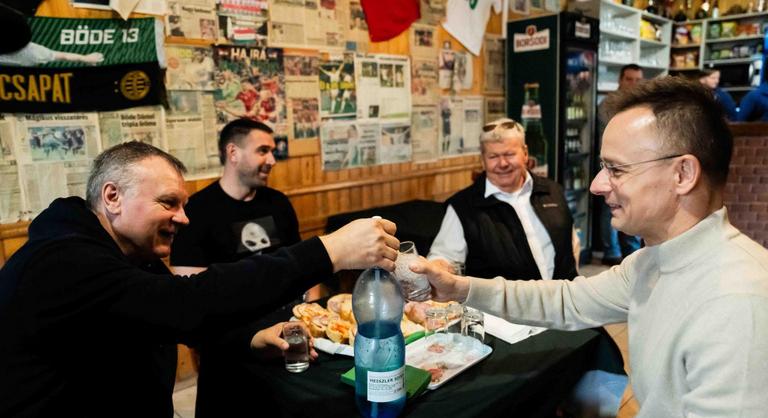 Szijjártó Péter beugrott egy madocsai kocsmába, együtt zsíros kenyerezett Böde Dániellel
