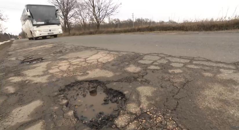 „Fogtömést és vesekövet kirázó utak” – Vályi István megmutatja a magyar valóságot