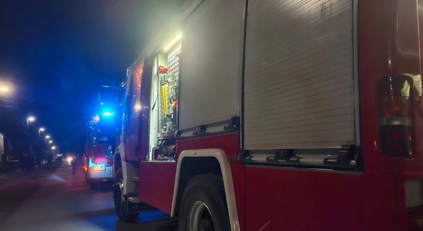 Kigyulladt egy autó Abasár közelében