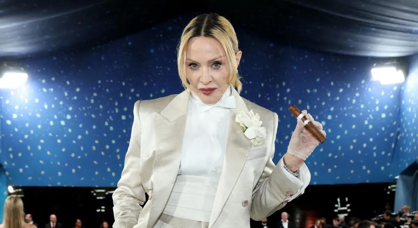 Madonna egy szál fehérneműben lejtett szexi táncot - Videó