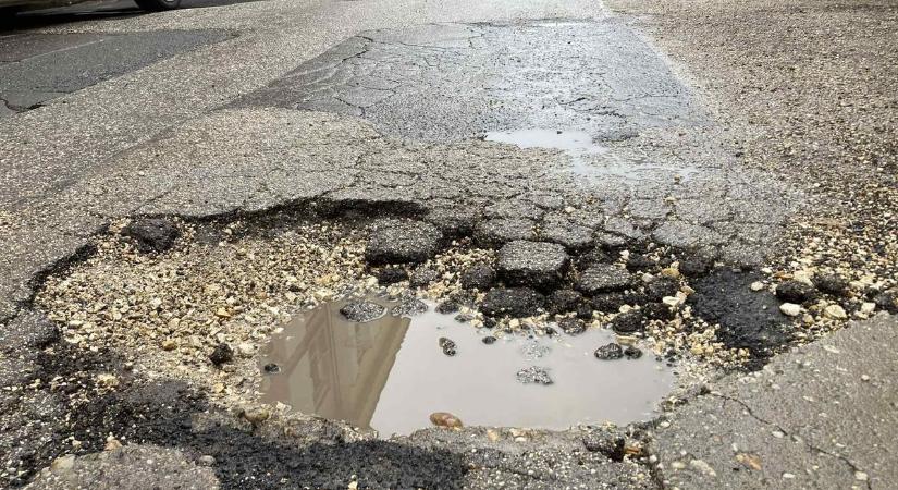 Elkezdődött a kátyúzás, több mint 200 úthibát javít a város