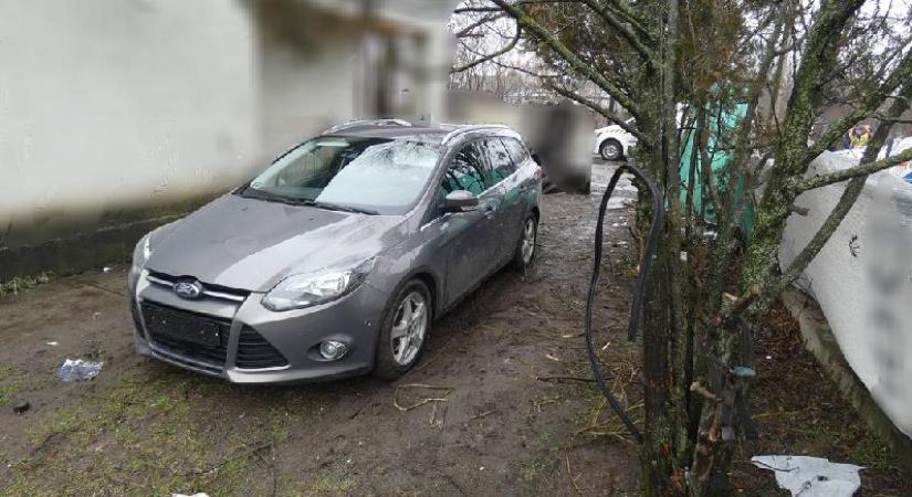 A benne ülő 5 éves kisfiúval együtt lopott el egy autót a fiatal tolvaj Sülysápon