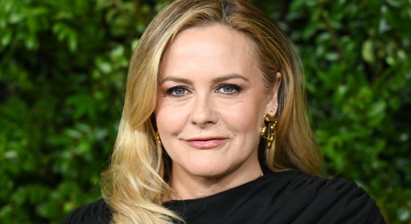 Alicia Silverstone bemutatja: a tökéletes téli kabát, ami nem csak az idén kötelező darab, a következő szezonokban is legalább annyira trendi lesz
