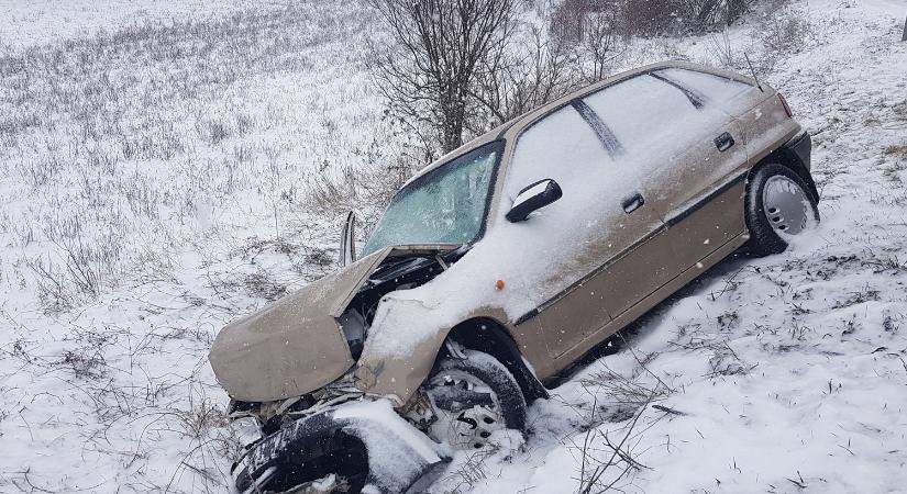 Fotók az utastérből: nem voltak bekötve az Opelben, szétfejelték a szélvédőt