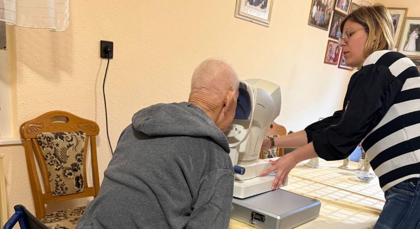 Házhoz megy a látásvizsgálat: időseken és gyerekeken is segít az optika