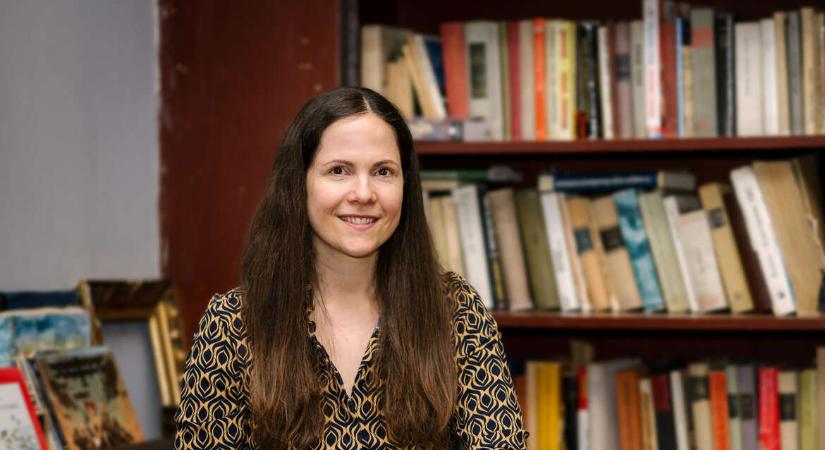 „A meddőség címkéje rá tud égni az emberre” – interjú Mécs Anna íróval