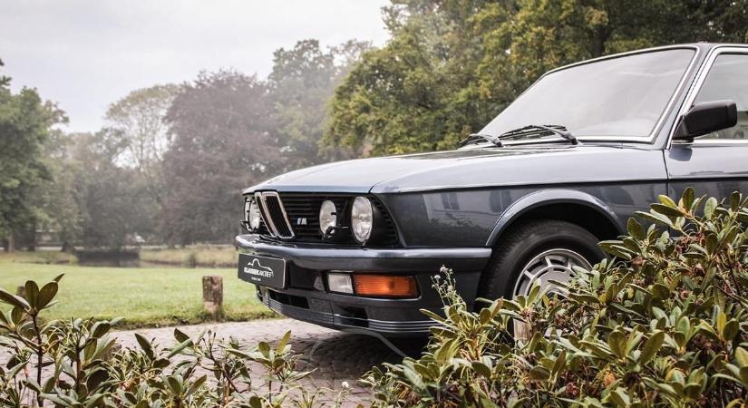 40 évesen is megdobogtatja a benzingőzös autósok szívét ez a BMW M535i
