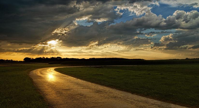 Szórványos napsütés, helyenként csapadék várható