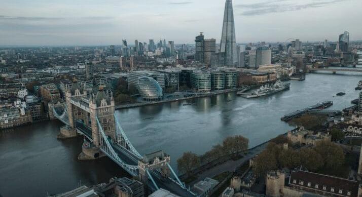 Fordulat előtt a brit kamatpolitika? – A Bank of England szoros döntést hozott