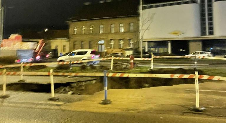 Hatalmas lyuk tátong a Bécsi úton, lezártak két sávot