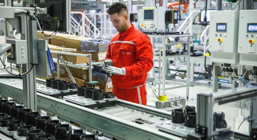 Nem finomkodott a győri Audi-gyár vezetése: kerek perec megmondta a dolgozóknak, mit tervez a fizetésükkel 2026-ban – a szakszervezet azonnal visszautasította