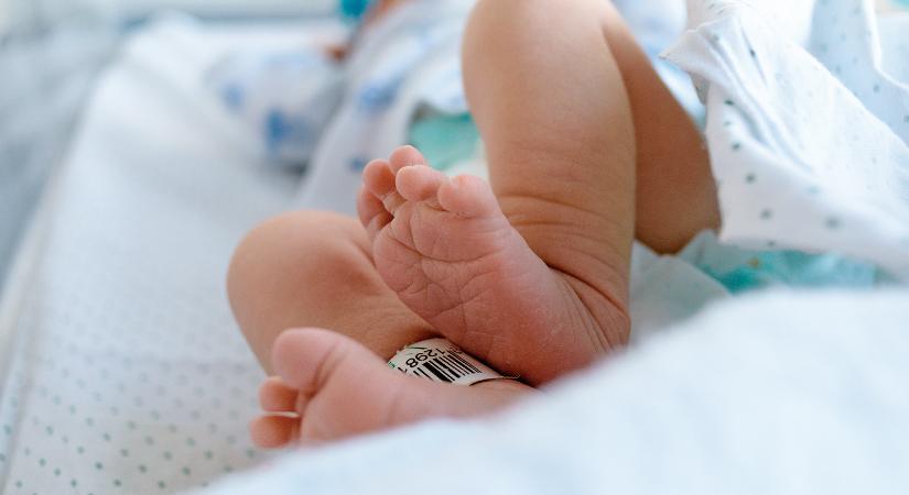 Kórházakban rekedt kisbabák – Leszoknak a sírásról, a rácsokba kapaszkodnak